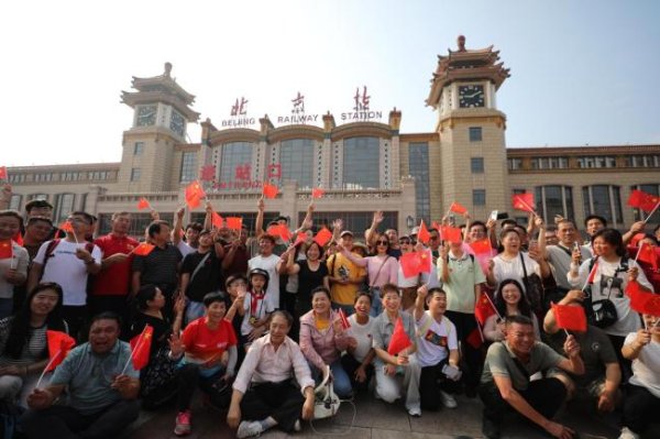 杨方配资 阅兵飞机飞过北京站 旅客纷纷掏手机 记录美好时刻